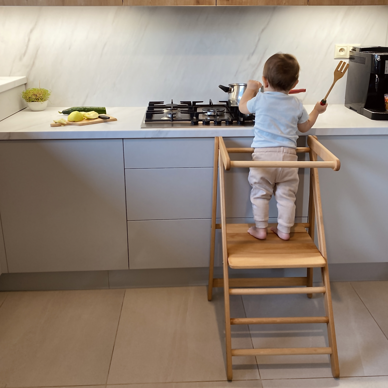 Foldable MONTEtower with kids