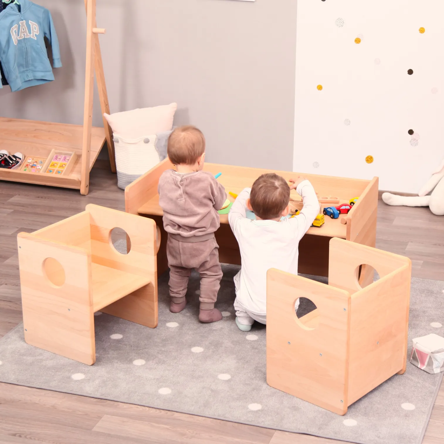 chair cube2 with table cube3