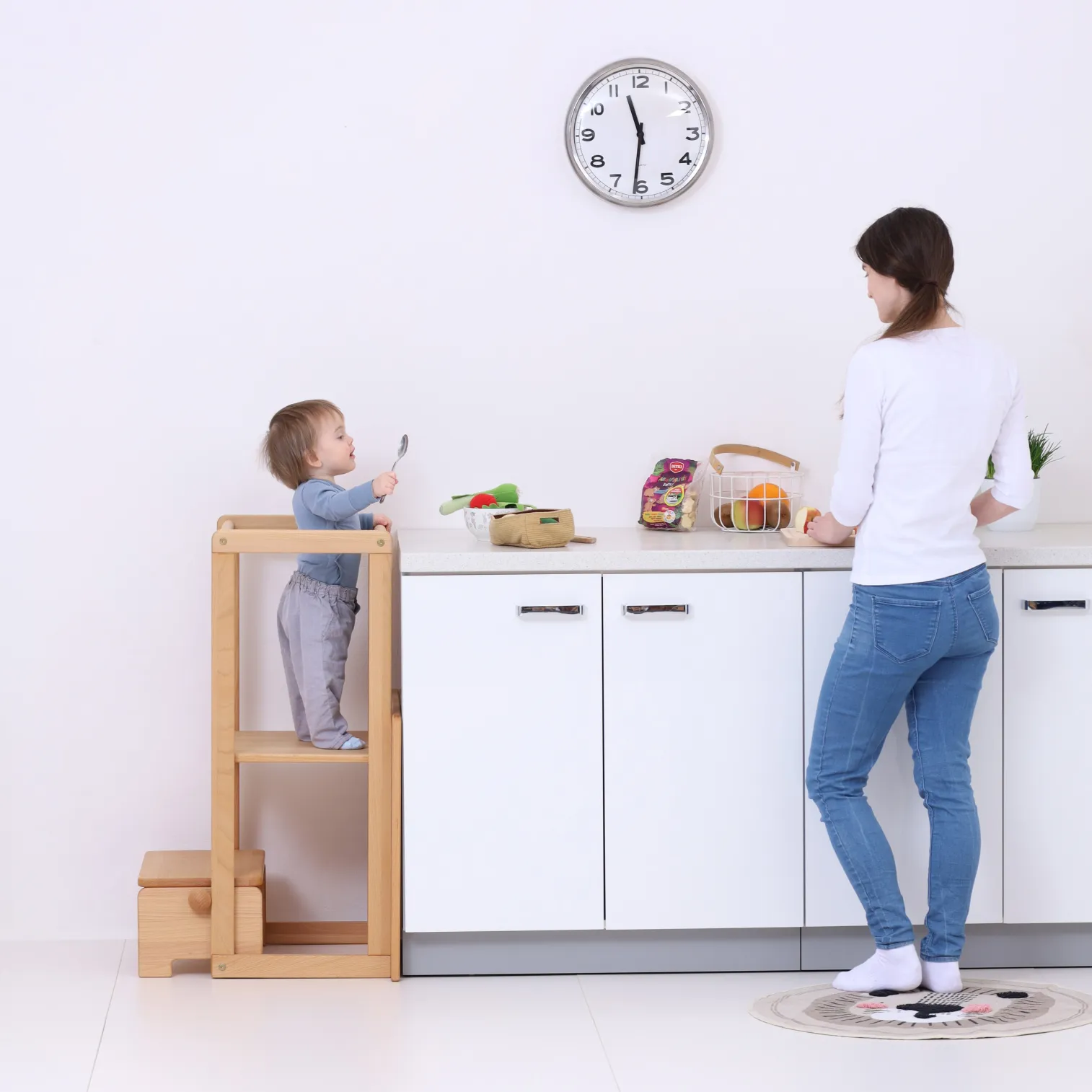MONTEhelper 2in1 at counter height, child helping cook, safe side rails and stable platform