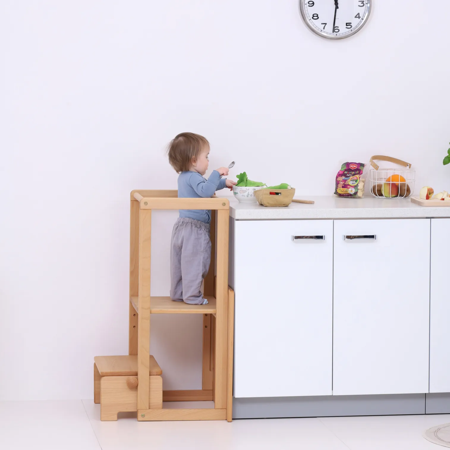 MONTEhelper 2in1 at counter height, child helping cook, safe side rails and stable platform