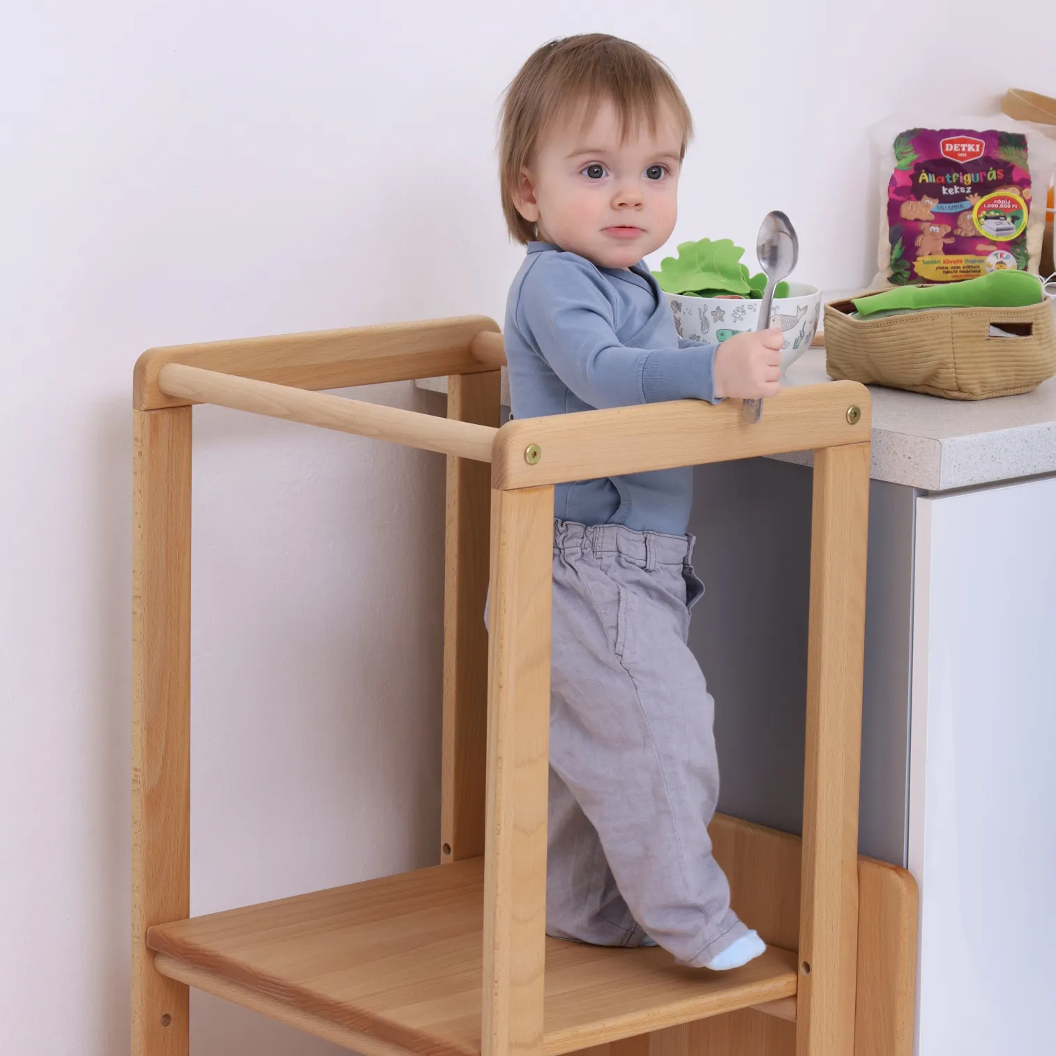 MONTEhelper 2in1 at counter height, child helping cook, safe side rails and stable platform