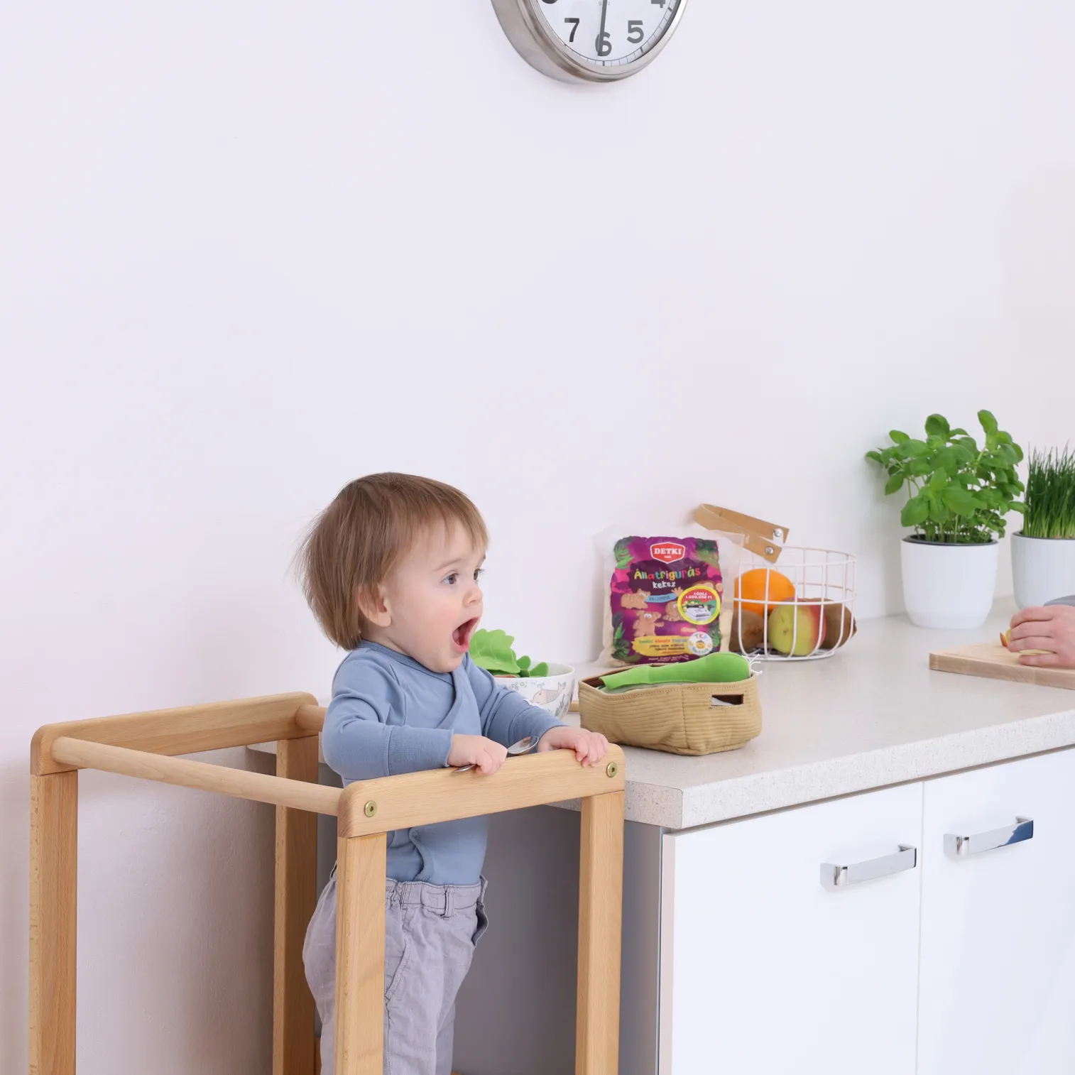 MONTEhelper 2in1 at counter height, child helping cook, safe side rails and stable platform