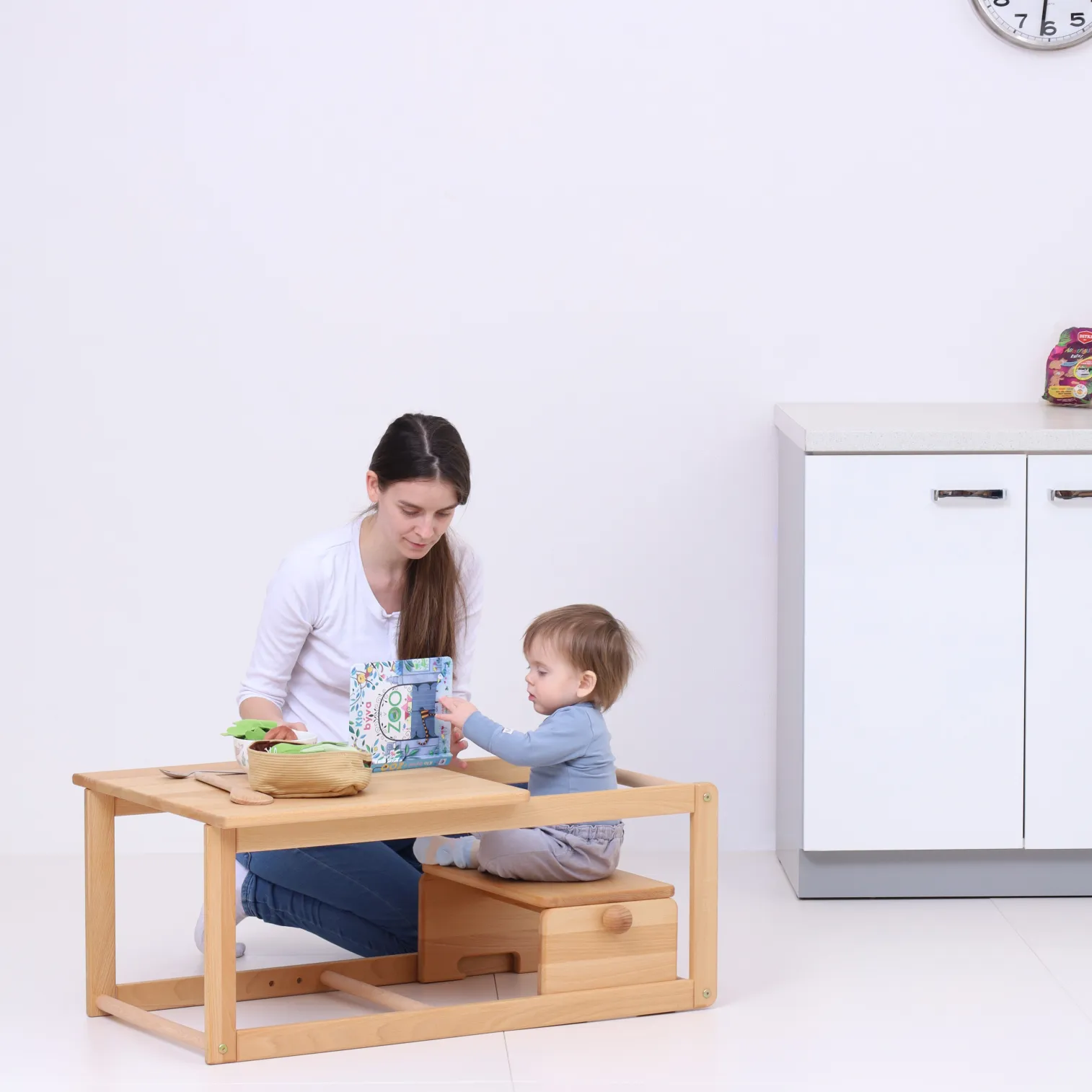 Detach the little stool and rotate MONTEhelper onto the floor to create a table