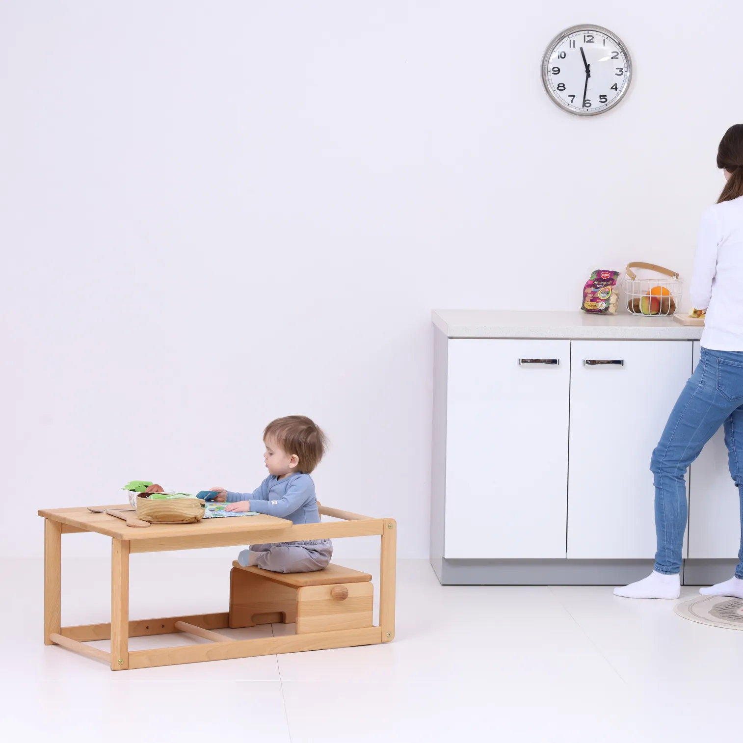 Detach the little stool and rotate MONTEhelper onto the floor to create a table