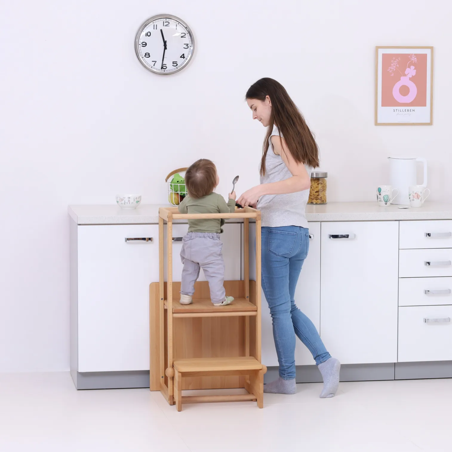 MONTEhelper 2in1 at counter height, child helping cook, safe side rails and stable platform