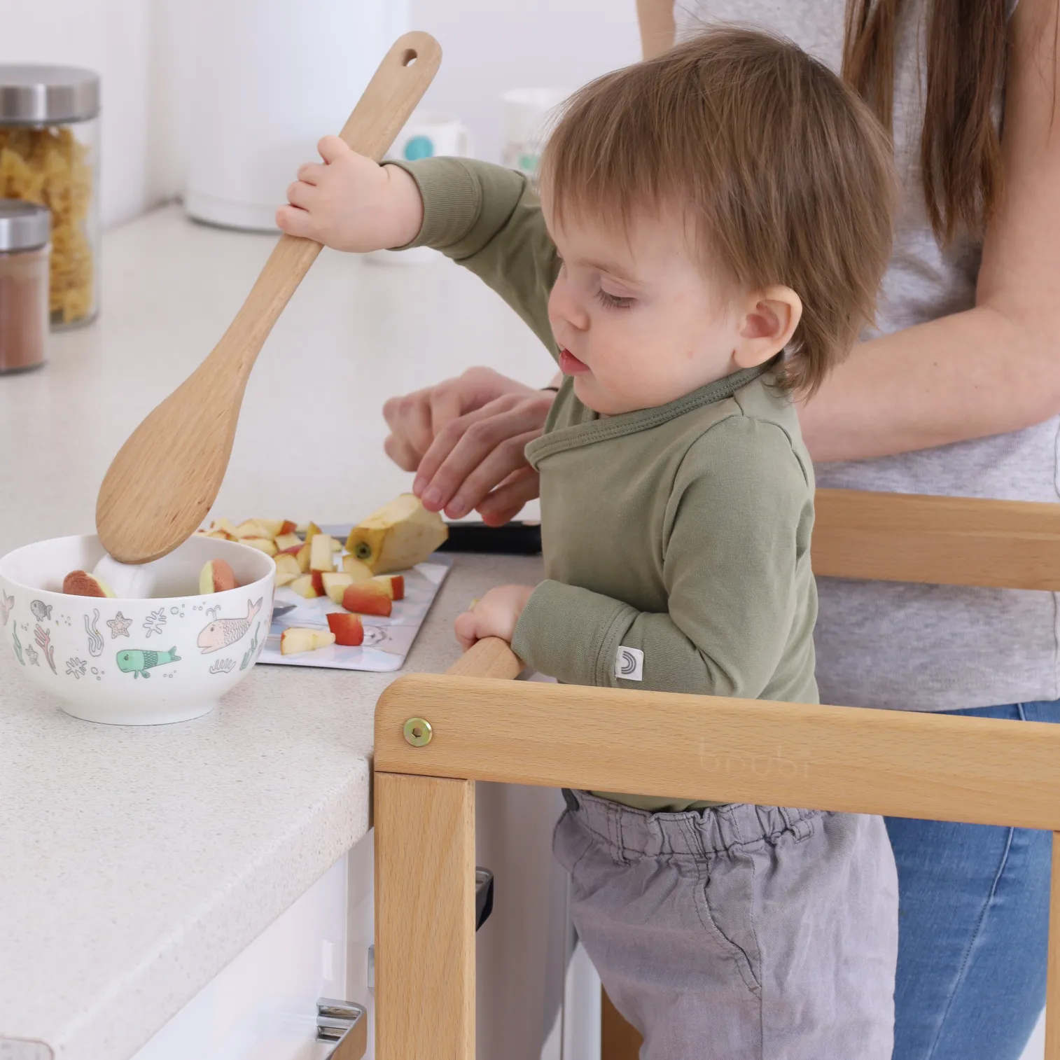 MONTEhelper 2in1 at counter height, child helping cook, safe side rails and stable platform